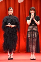 左から芳根京子、土屋太鳳。