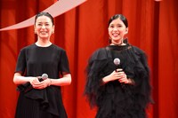 左から檀れい、芳根京子。