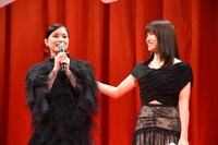 芳根京子（左）の背中をさする土屋太鳳（右）。