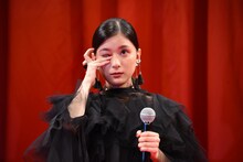 涙を拭う芳根京子。