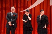 左から佐藤祐市、檀れい、芳根京子。