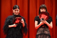 うちわを選ぶ芳根京子（左）、土屋太鳳（右）。