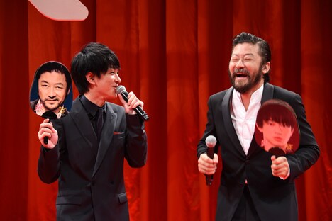 相思相愛となり、はしゃぐ横山裕(左)と浅野忠信(右)。