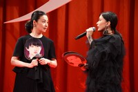 檀れいを選んだ芳根京子（右）。