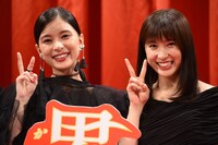 「累-かさね-」完成披露試写会の様子。左から芳根京子、土屋太鳳。