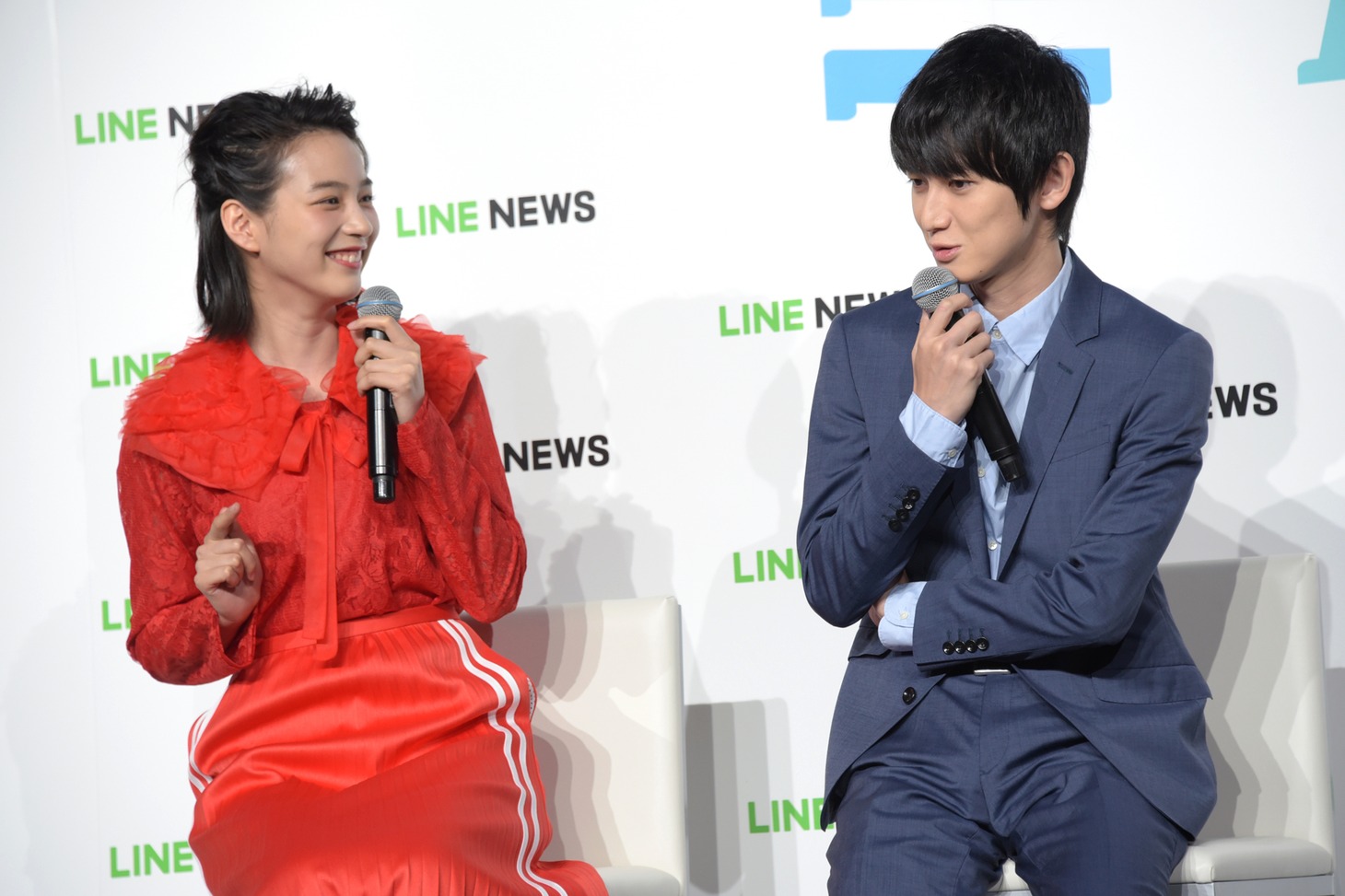 左からのん、本郷奏多。
