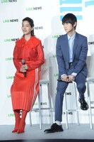 左からのん、本郷奏多。