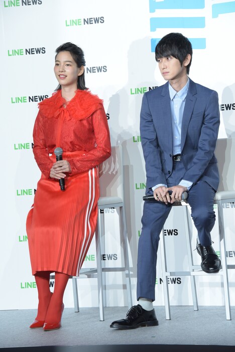 左からのん、本郷奏多。