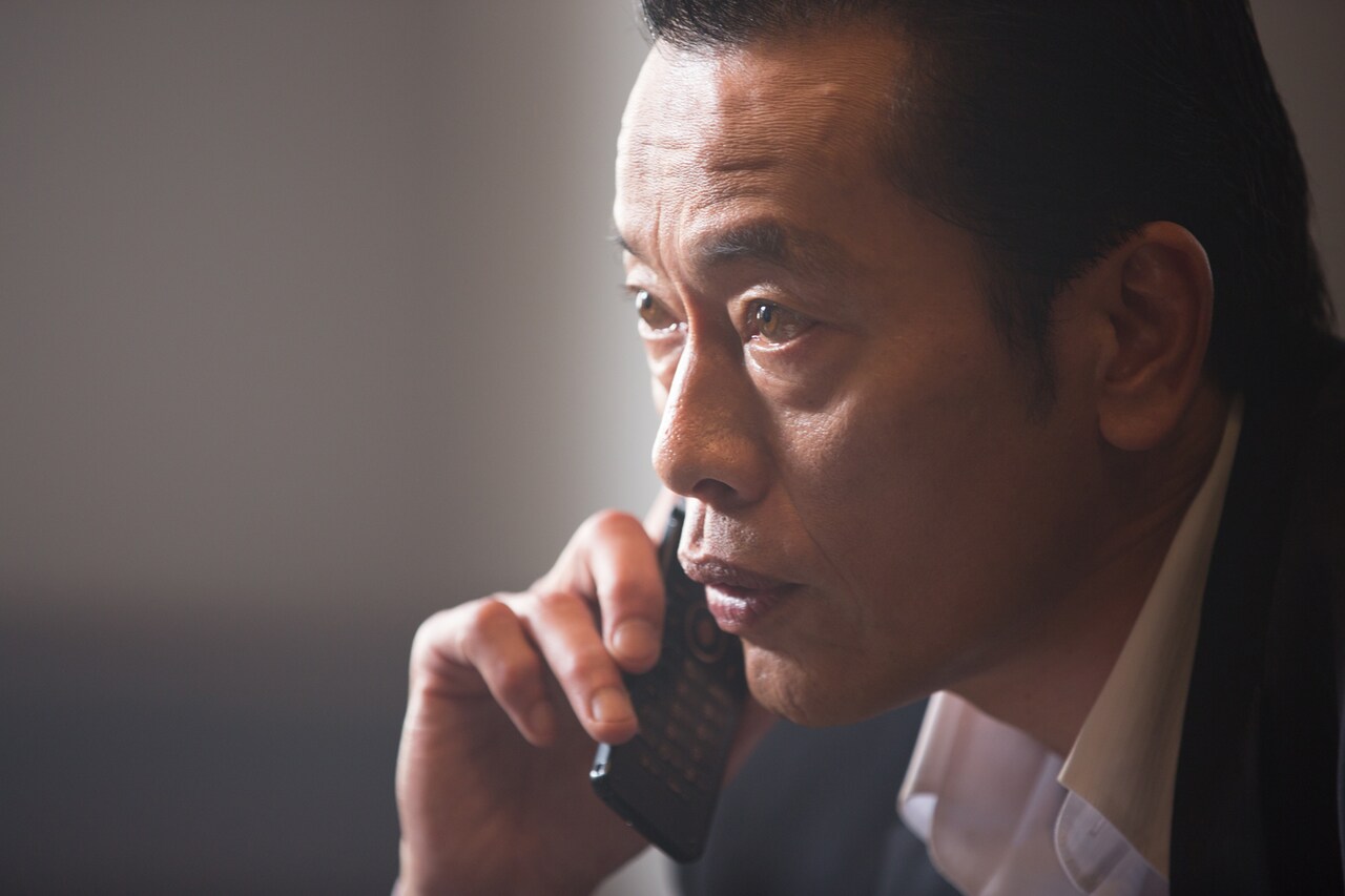 遠藤憲一が要潤に挑発的な拍手、ある殺人計画巡る「アウト＆アウト」予告編