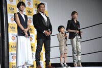 「パパはわるものチャンピオン」完成披露試写会の様子。左から木村佳乃、棚橋弘至、寺田心、仲里依紗。