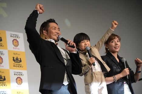 左から棚橋弘至、寺田心、仲里依紗。