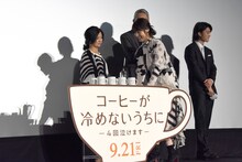 コーヒーを淹れる道具が載ったワゴンを押す有村架純（手前）。