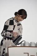 コーヒーをサーブする有村架純。
