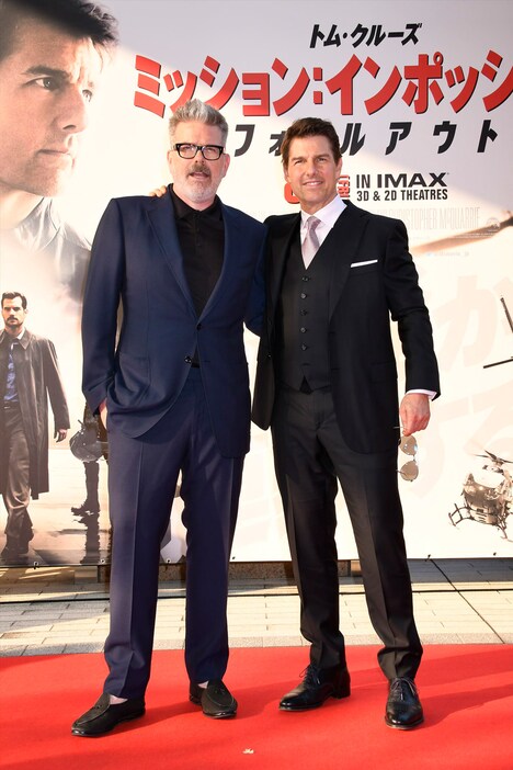 左からクリストファー・マッカリー、トム・クルーズ。