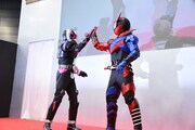 ハイタッチする仮面ライダービルド（右）と仮面ライダージオウ（左）。