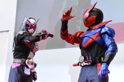 ハイタッチする仮面ライダービルド（右）と仮面ライダージオウ（左）。