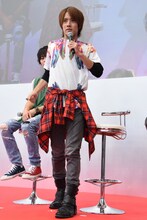 不格好な変身ポーズを再現する赤楚衛二。