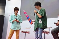 バトンの大きさに驚く奥野壮（左）と犬飼貴丈（右）。