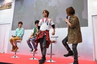 奥野壮（左）に、不格好な変身ポーズを見せる赤楚衛二（右から2番目）。