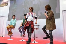 奥野壮（左）に、不格好な変身ポーズを見せる赤楚衛二（右から2番目）。