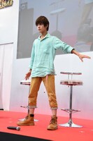 変身ポーズを披露する奥野壮。