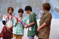 奥野壮（中央左）へバトンを渡す犬飼貴丈（中央右）。