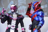 左から仮面ライダージオウ、仮面ライダービルド。