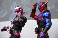 左から仮面ライダージオウ、仮面ライダービルド。