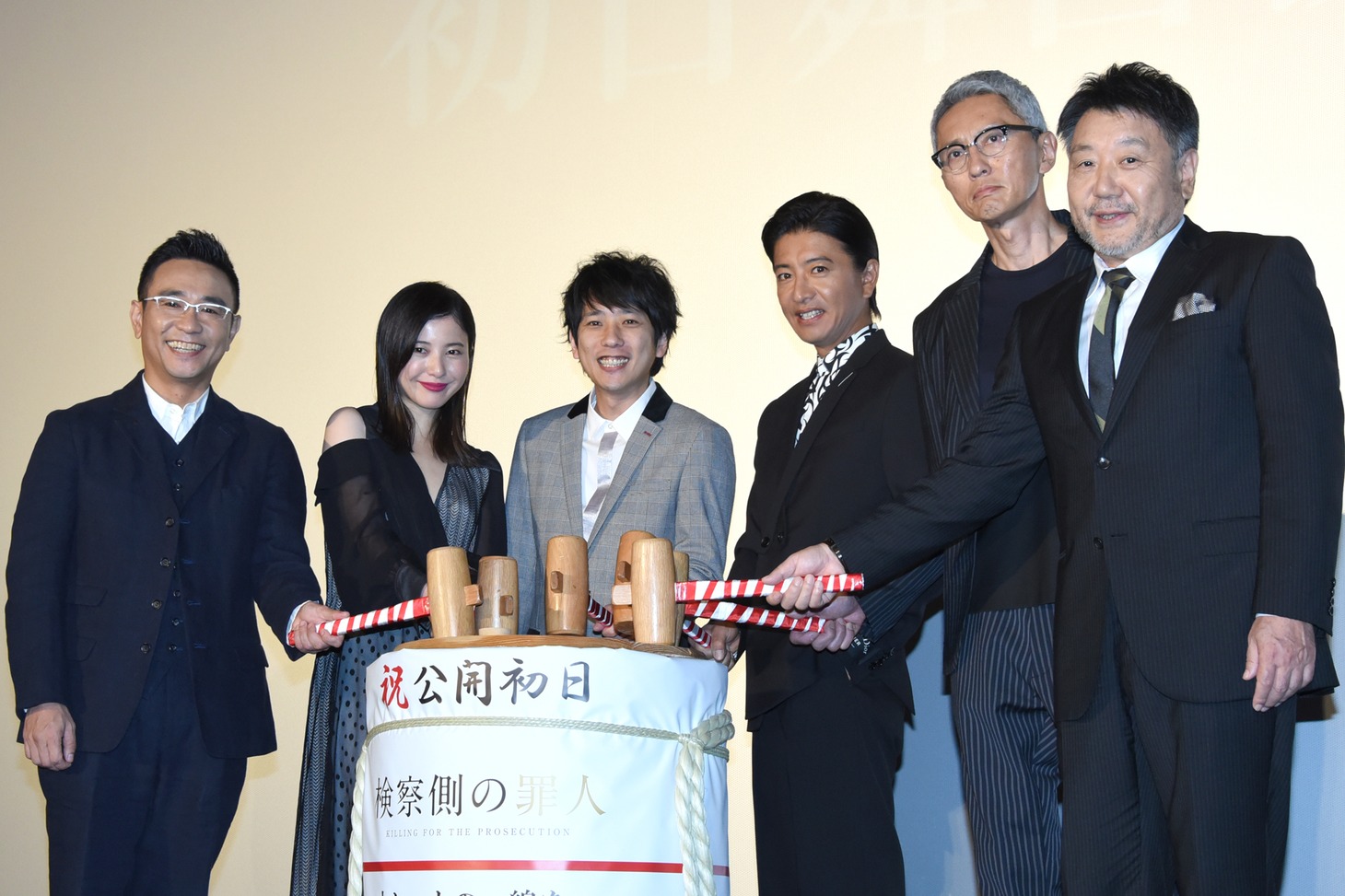 「検察側の罪人」初日舞台挨拶の様子。左から八嶋智人、吉高由里子、二宮和也、木村拓哉、松重豊、原田眞人。