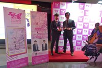 ソウル国際マンガ・アニメーション映画祭の様子。左から牛嶋新一郎、高橋祐馬。