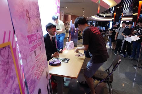 牛嶋新一郎（左）