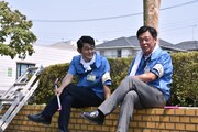 「乱反射」より、芹澤興人（左）と光石研（右）。