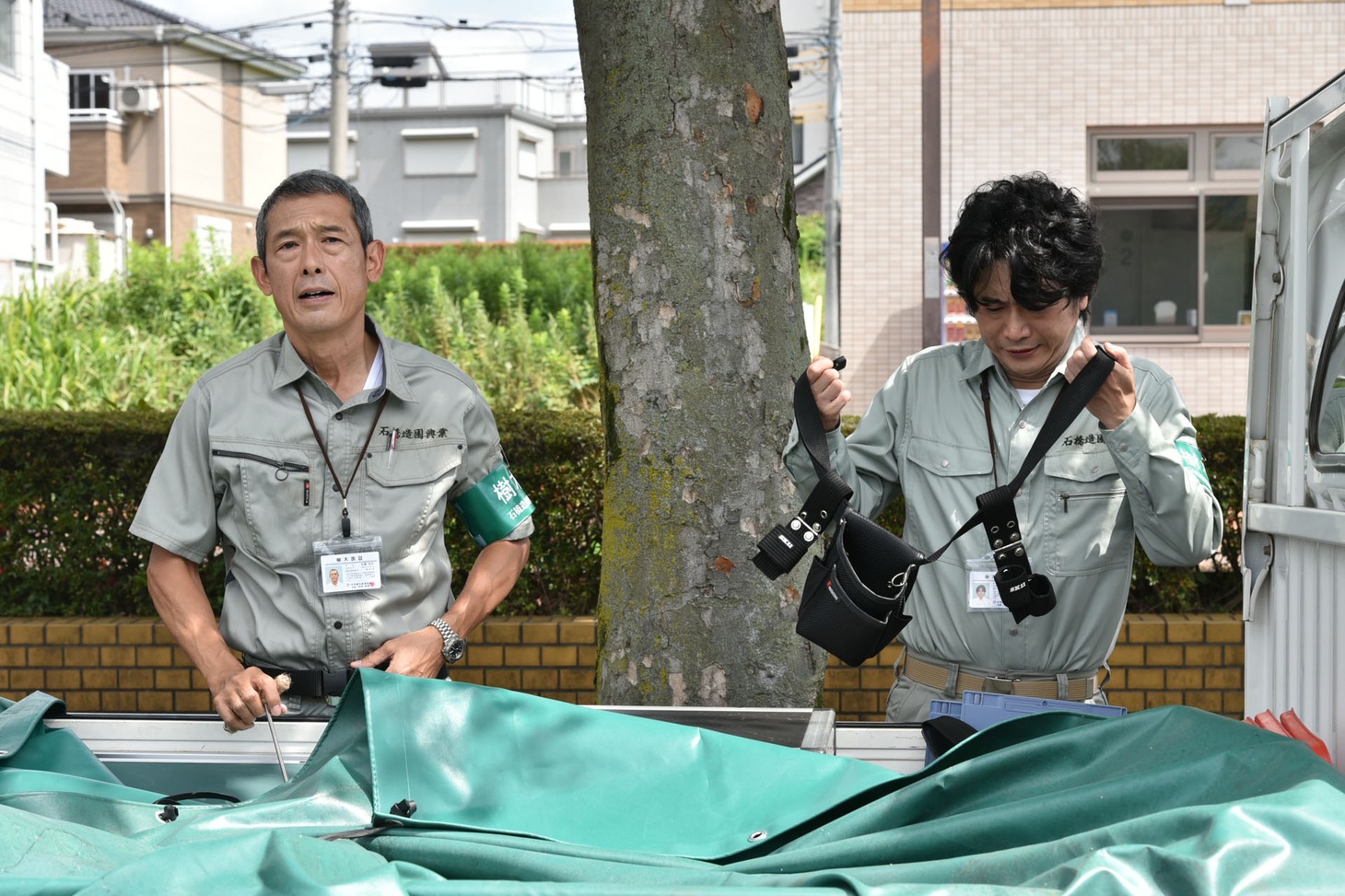 「乱反射」より、鶴見辰吾（左）と萩原聖人（右）。