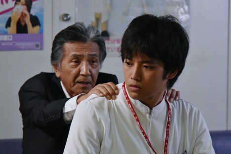 「乱反射」より、三浦貴大（右）。