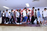 退場するジュノン・スーパーボーイ候補者たち。