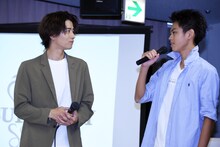 飯島寛騎（左）に質問する松下拳史郎（右）。