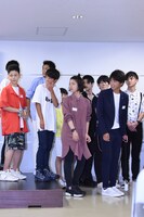 退場するジュノン・スーパーボーイ候補者たち。