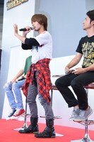 仮面ライダークローズチャージの変身のポイントである、手をクロスさせるモーションについて説明する赤楚衛二（中央）。