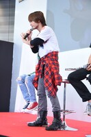 仮面ライダークローズチャージの変身について、「ポイントはここのクロスだよ」とファンに説明する赤楚衛二（中央）。