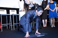 鞭を持つ福山理子（奥）、鞭をくらう直前の毎熊克哉（左）。