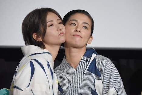 左から木村文乃、尾野真千子。