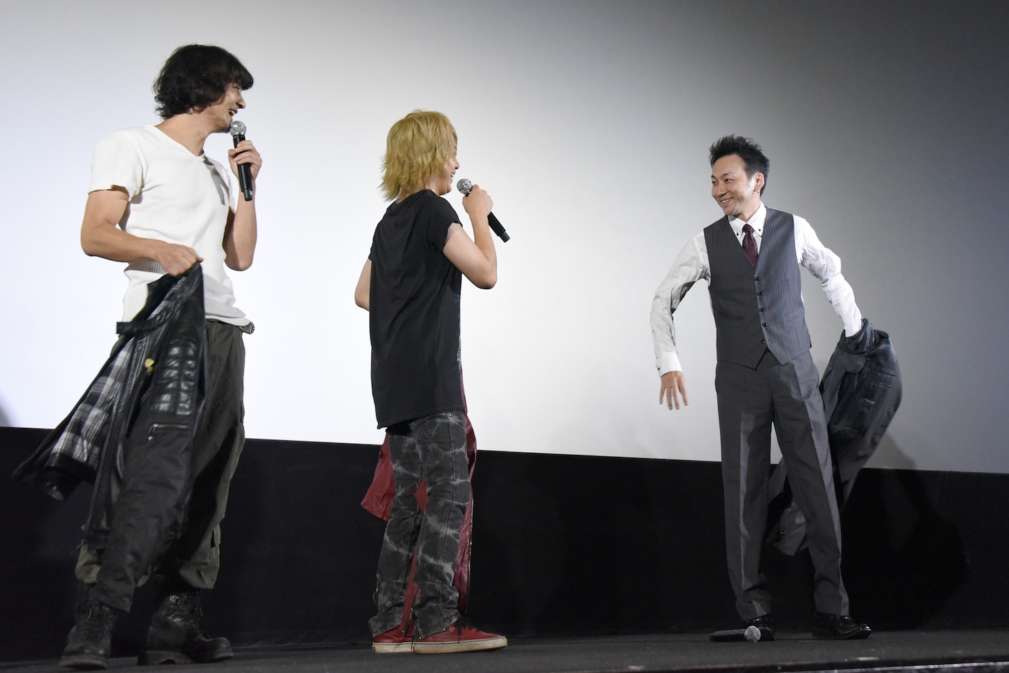 藤田玲（左）と佐藤流司（中央）につられてジャケットを脱ぎだす波岡一喜（右）。