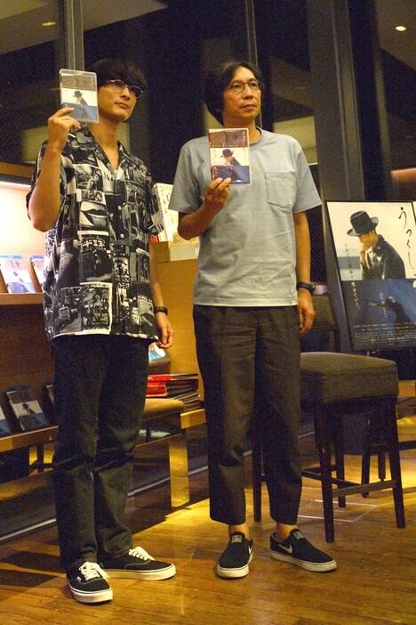 左から高良健吾、行定勲。