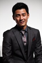 鞭打ちされることを知って苦い表情を見せる毎熊克哉。