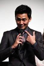 鞭打ちされることを知り「俺？」と戸惑う毎熊克哉。