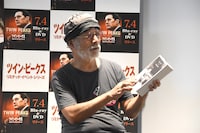 デヴィッド・リンチの自伝を見せる滝本誠。