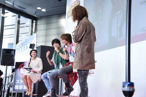 年齢に関する話題で「ここ（が境目）だろ？」と、自分の前に線を引く武田航平（手前）。