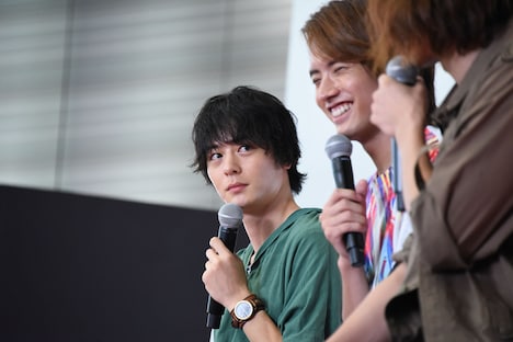 犬飼貴丈（奥）