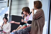 観客に語りかける赤楚衛二（中央）。