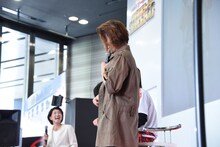 本来ノールックのはずが、ベルトを凝視して変身するという水上剣星のモノマネをする武田航平。